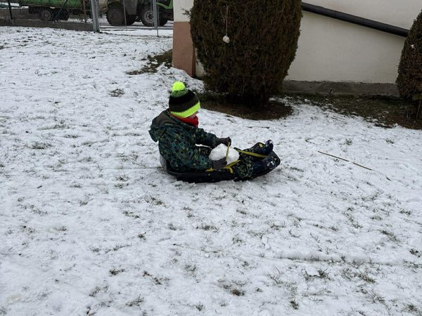 Zimní radovánky na školní zahradě
